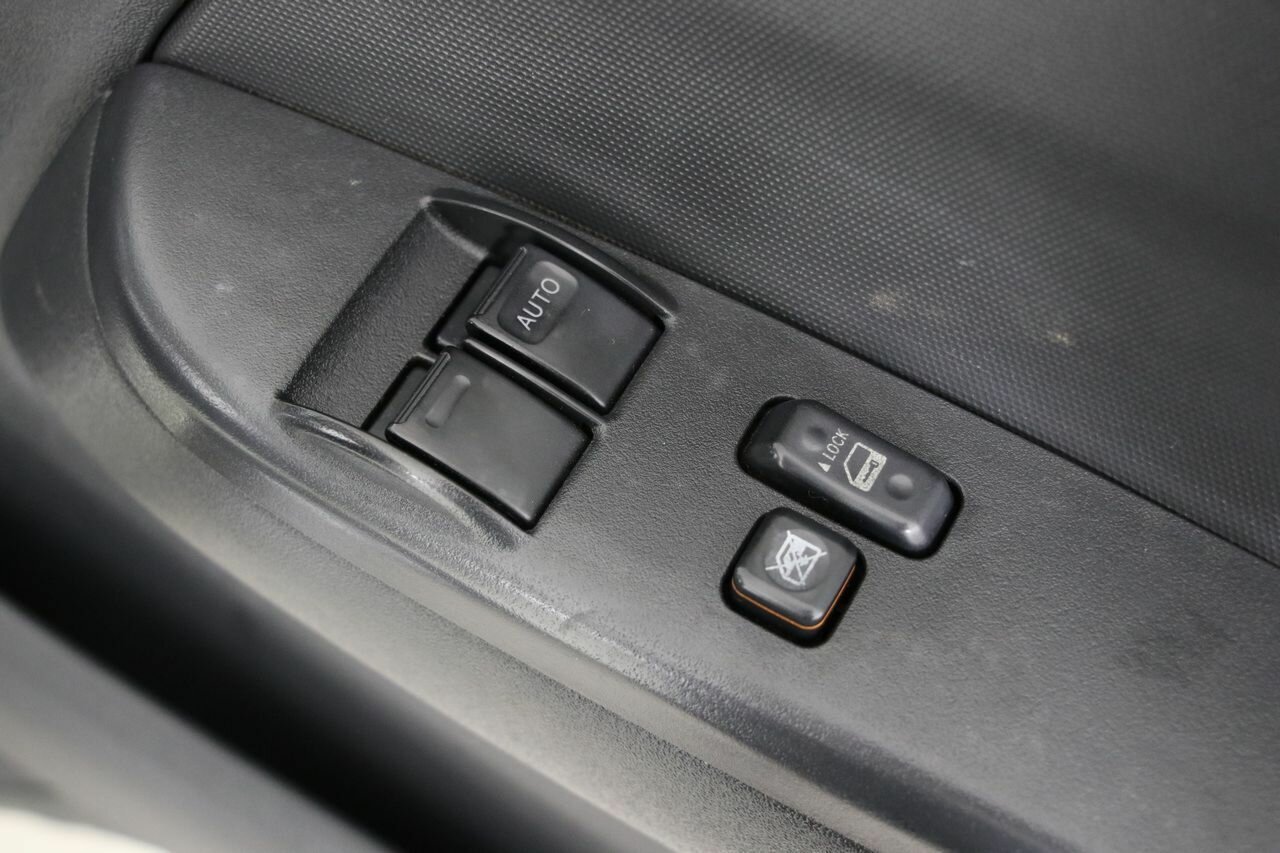 2015 Toyota HiAce Commute - Image 3