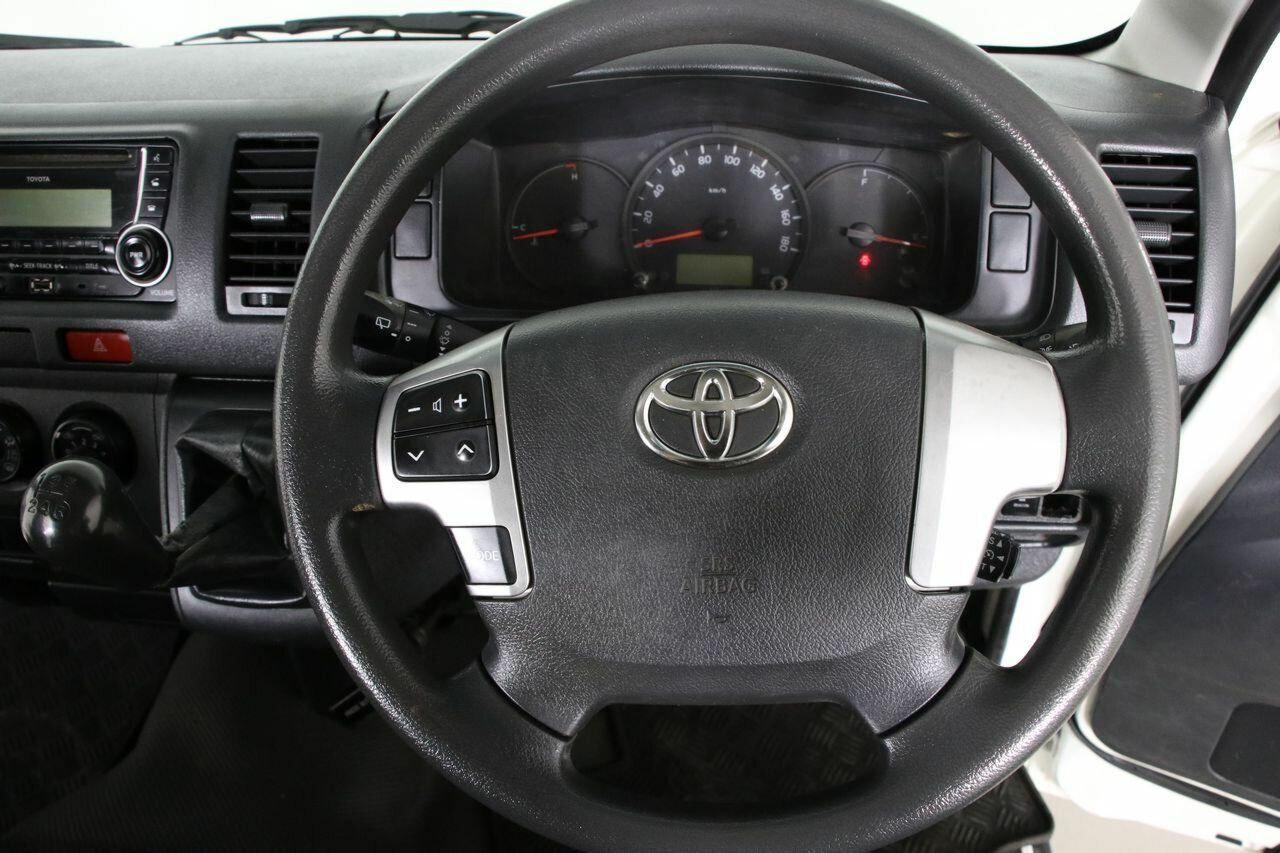 2015 Toyota HiAce Commute - Image 5