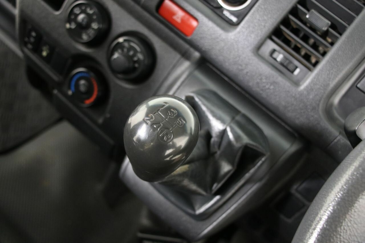 2015 Toyota HiAce Commute - Image 7