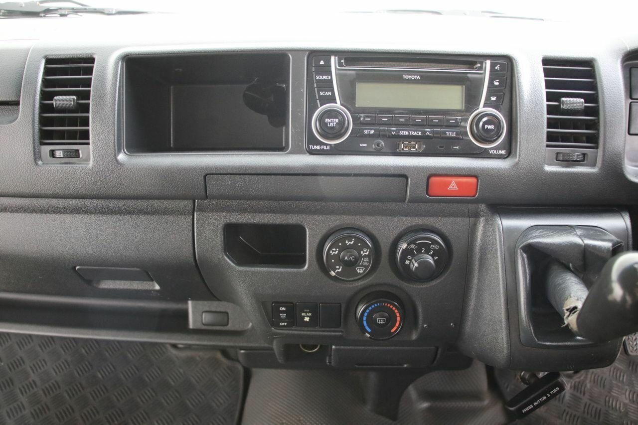 2015 Toyota HiAce Commute - Image 6