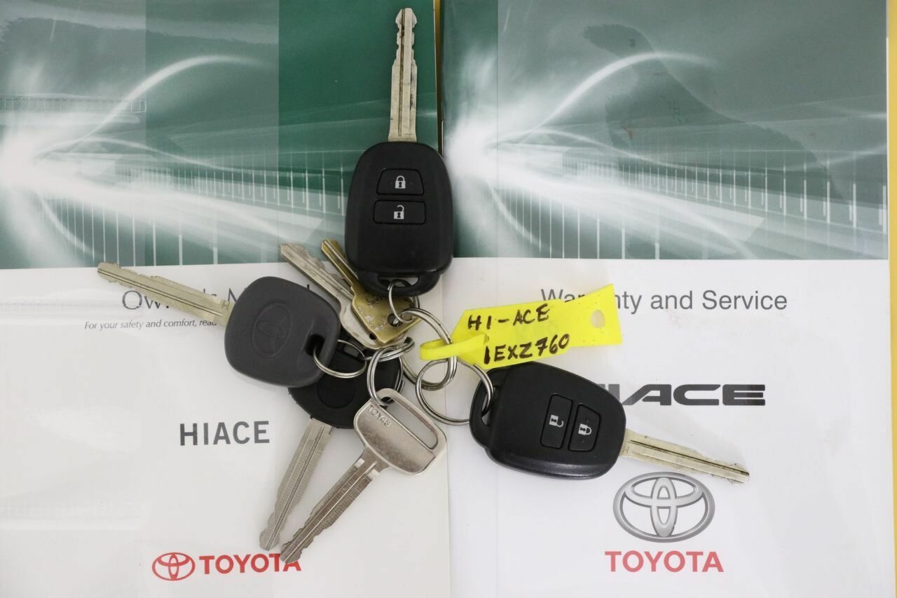 2015 Toyota HiAce Commute - Image 12