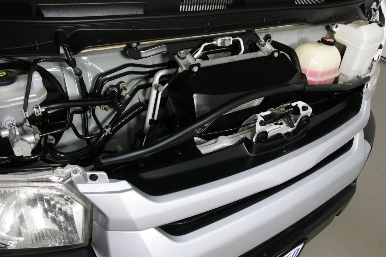2015 Toyota HiAce Commute - Image 16