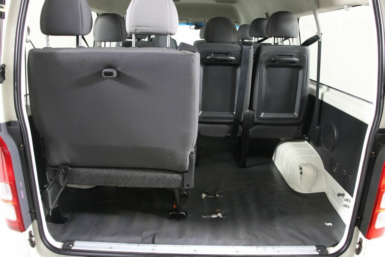2015 Toyota HiAce Commute - Image 17
