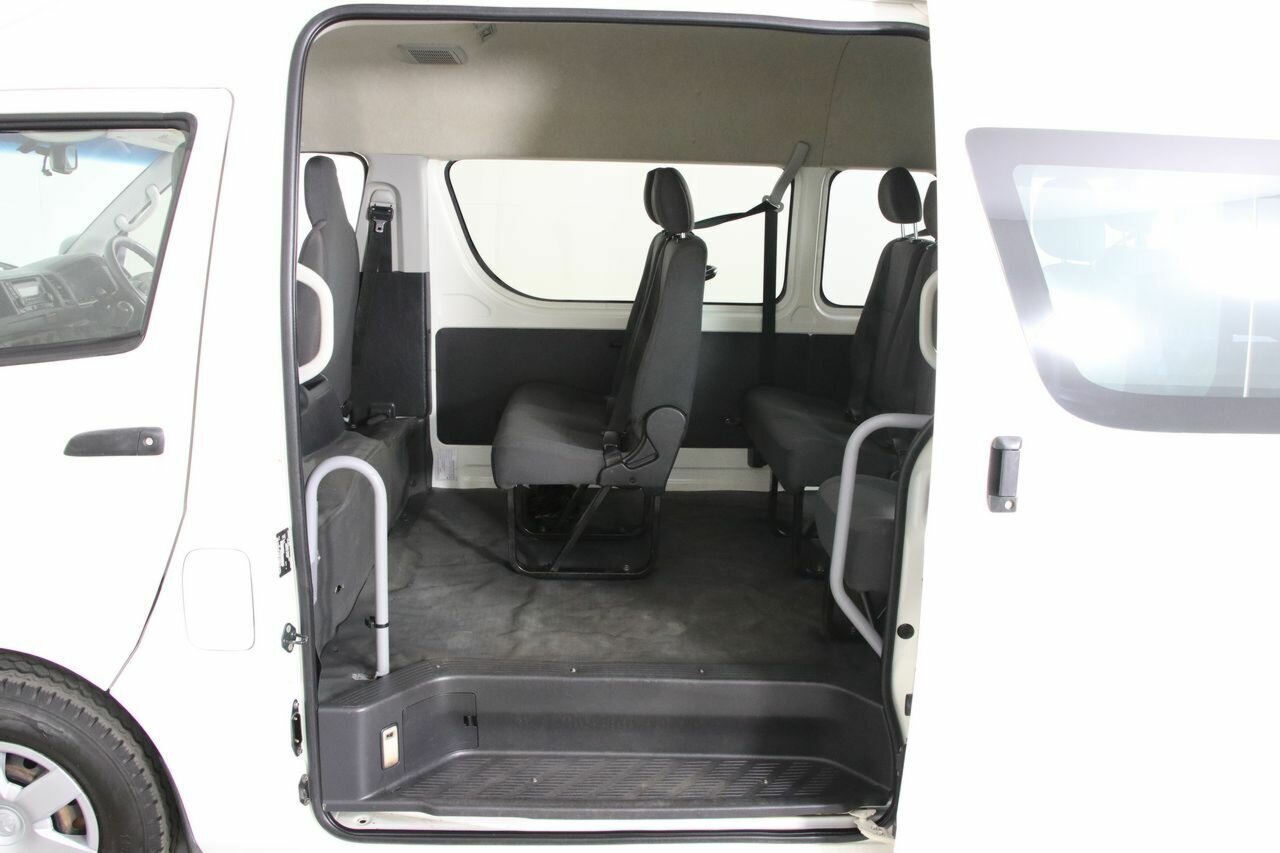 2015 Toyota HiAce Commute - Image 18