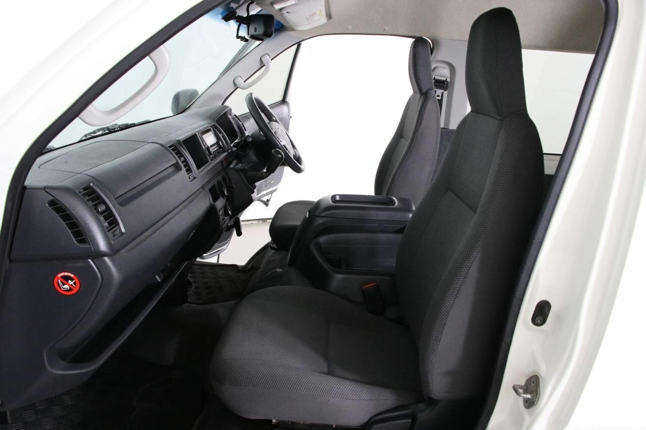 2015 Toyota HiAce Commute - Image 19