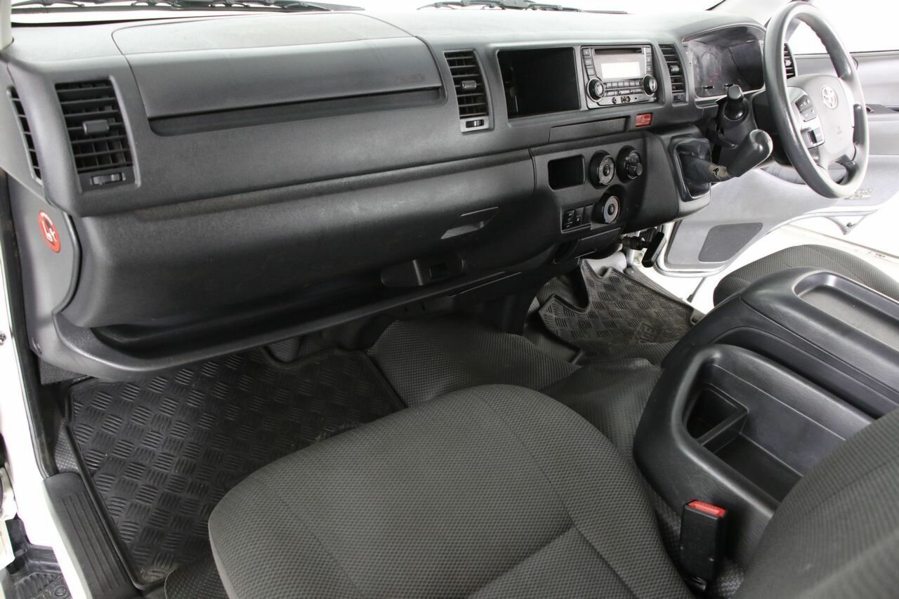 2015 Toyota HiAce Commute - Image 20