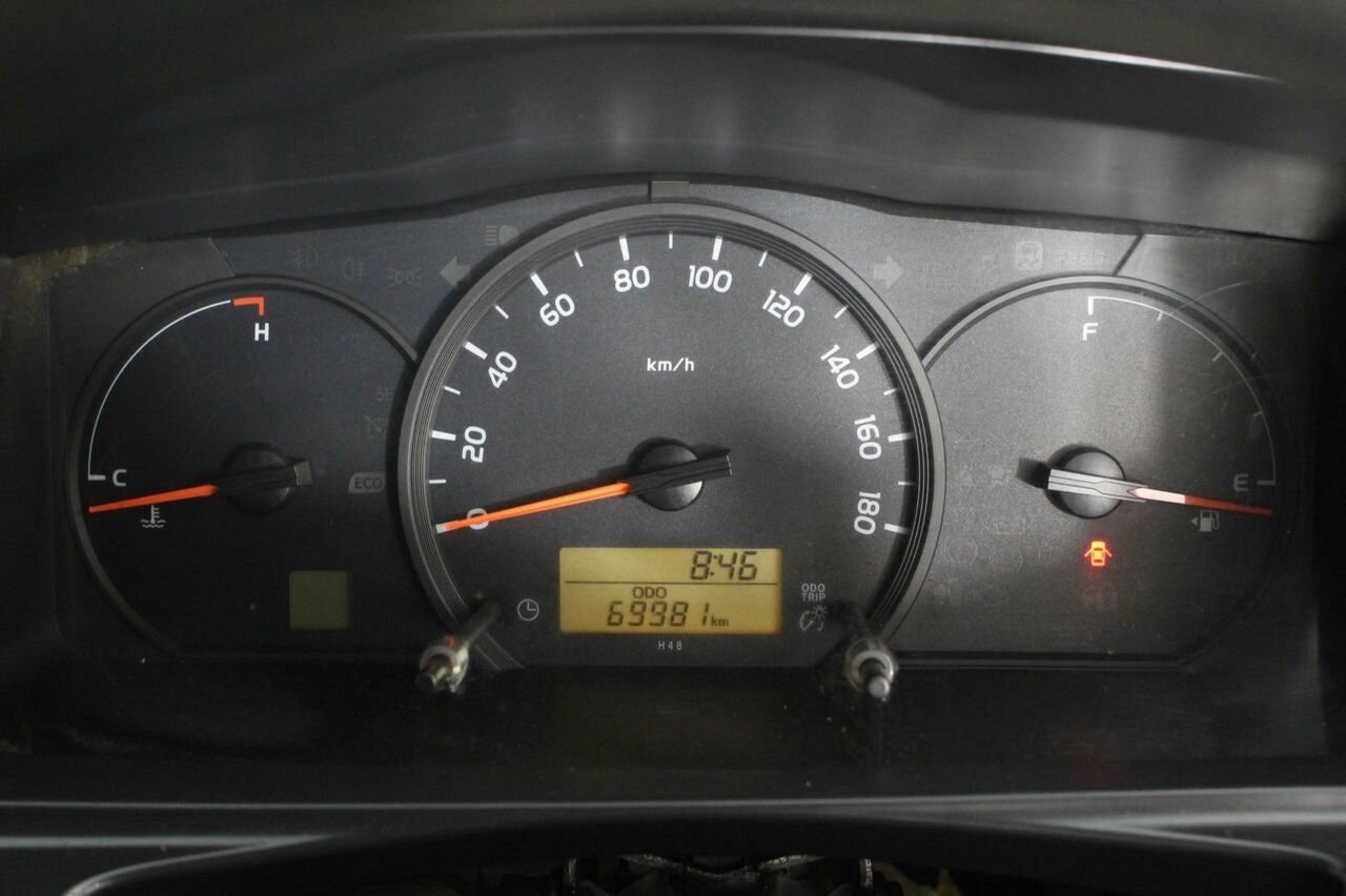 2016 Toyota HiAce Commuter - Image 6