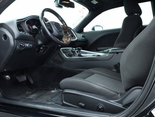 2017 Dodge Challenger Black - Image 7
