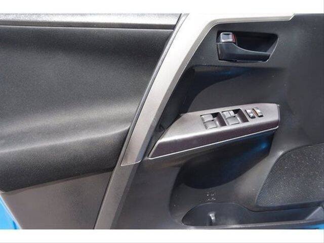2017 Toyota RAV4 - Image 6