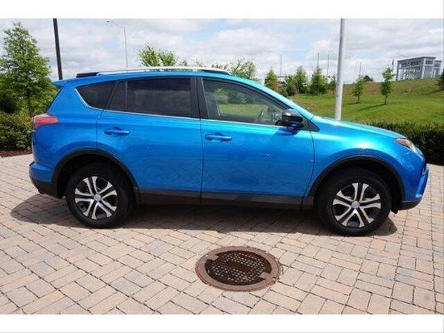 2017 Toyota RAV4 - Image 13