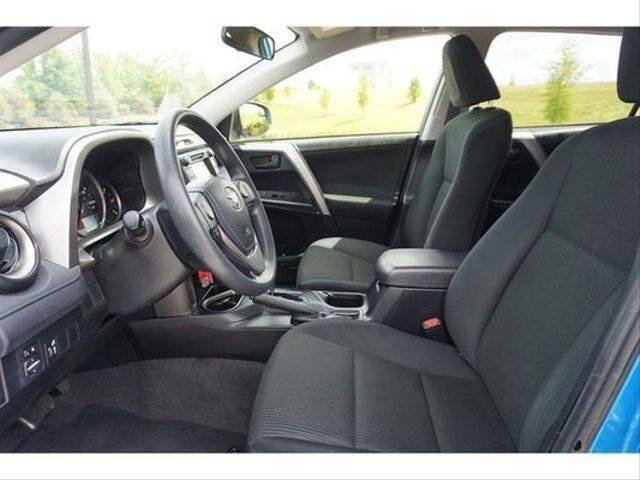 2017 Toyota RAV4 - Image 11