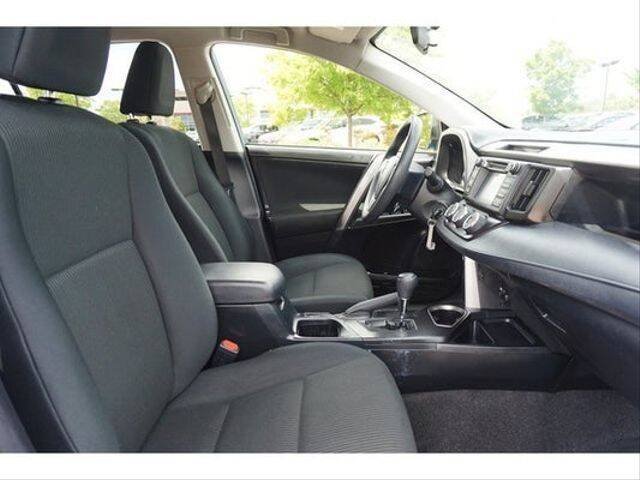 2017 Toyota RAV4 - Image 9