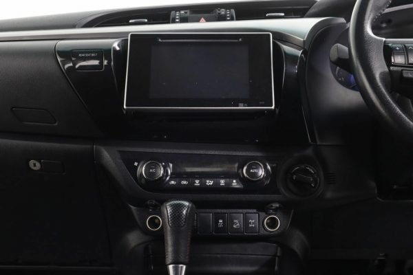 2018 Toyota Hilux SR5 for sale - Image 2