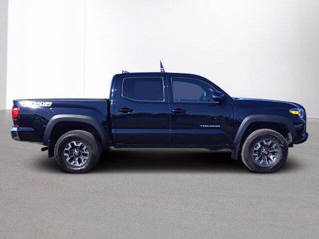 2018 Toyota Tacoma Black - Image 2